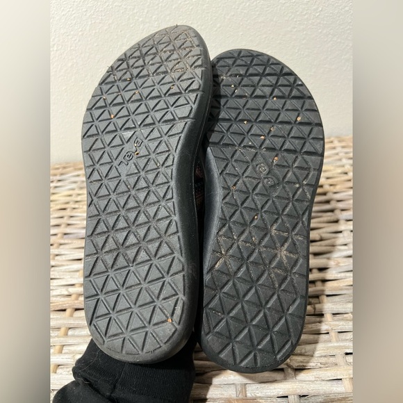 Teva Voya Colorful Striped Women's Flip Flops, size 6, EUC, casual, comfortable - Picture 7 of 7